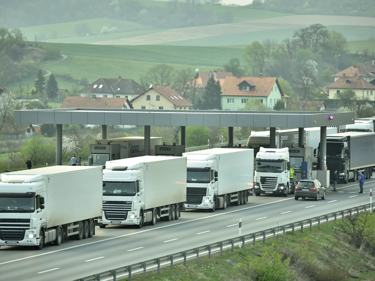 Kolona teretnih vozila čeka u trakama pred nadstrešnicom graničnog prijelaza